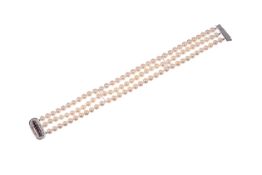 3-reihiges Perlenarmband, 102 Zuchtperlen 5,5-6,0 mm, Schließe 585er Weißgold, 22 Diamanten ca. 0,44