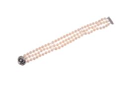 3-reihiges Perlenarmband, 84 Akoyaperlen 5,5-6,0 mm, Schließe 835er Wilber mit 5 Diamanten ca. 0,
