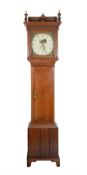 Bodenstanduhr. Kastenform. Kopf mit Arabeskenband und Balustersäulen. Datierung um 1800.Korpus in