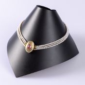 3-reihige Zuchtperlenkette mit Turmalin, Schließe 585er Gold. Gewicht ca. 30,4 g, Länge ca. 40 cm.