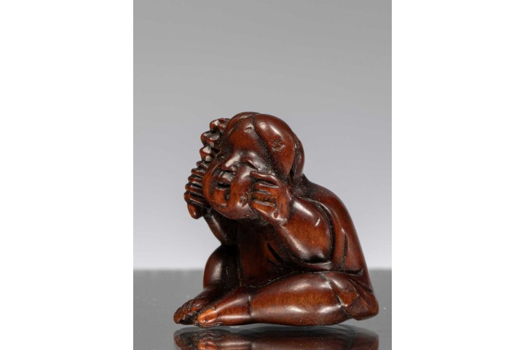 NETSUKE OF A SEATED CHILD WITH RATTLE - Bild 3 aus 5