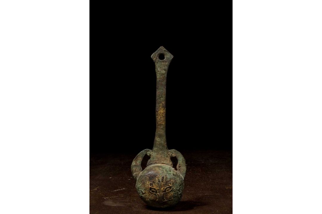 A RITUAL BRONZE LADLE WITH TAOTIE MASK, CHINA SHANG DYNASTY 13TH to 11TH CENTURY BCE - Bild 1 aus 3