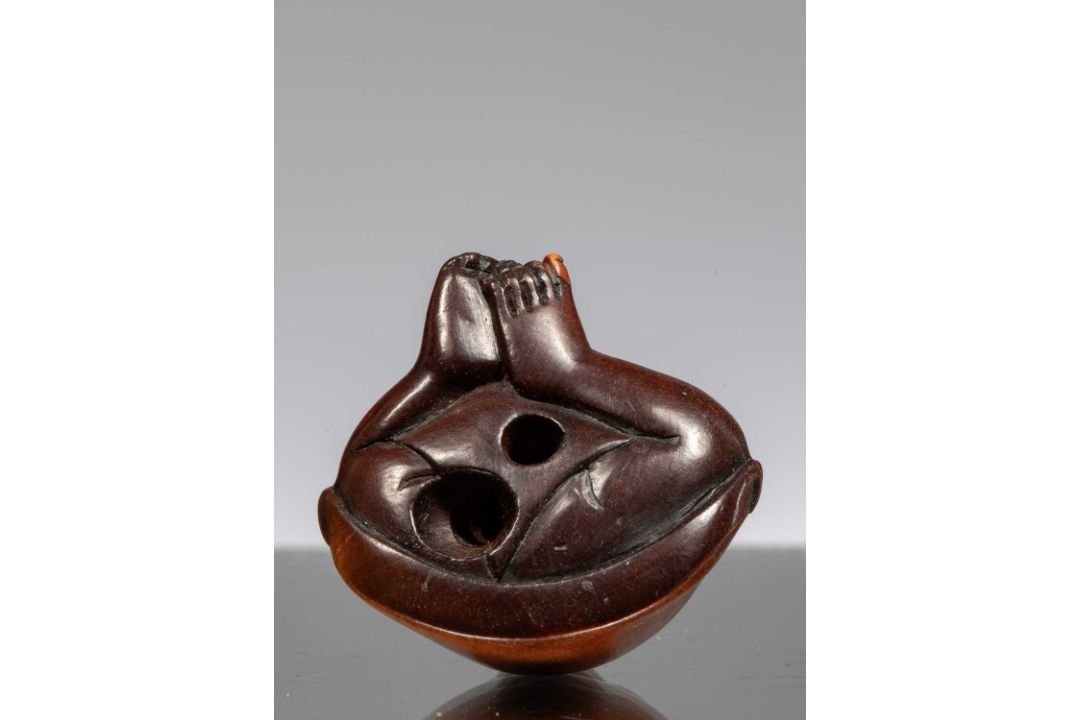 NETSUKE OF A SEATED CHILD WITH RATTLE - Bild 4 aus 5