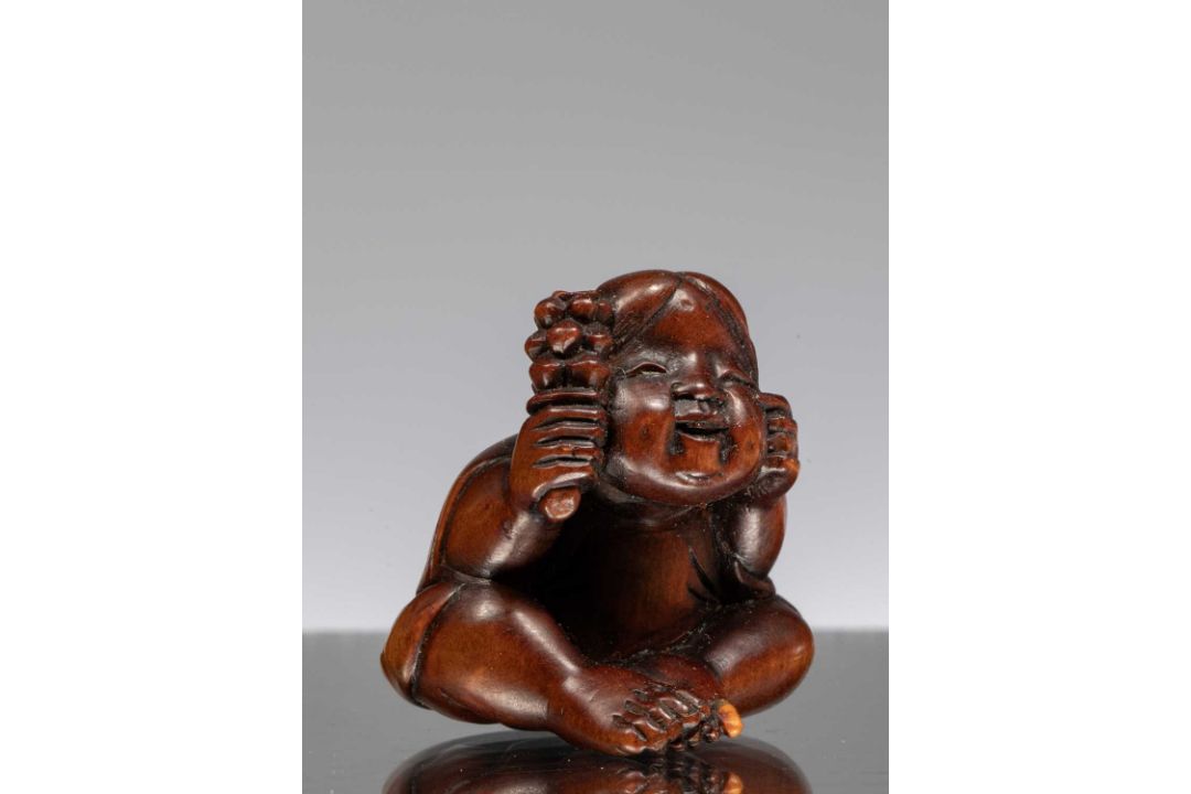 NETSUKE OF A SEATED CHILD WITH RATTLE - Bild 1 aus 5