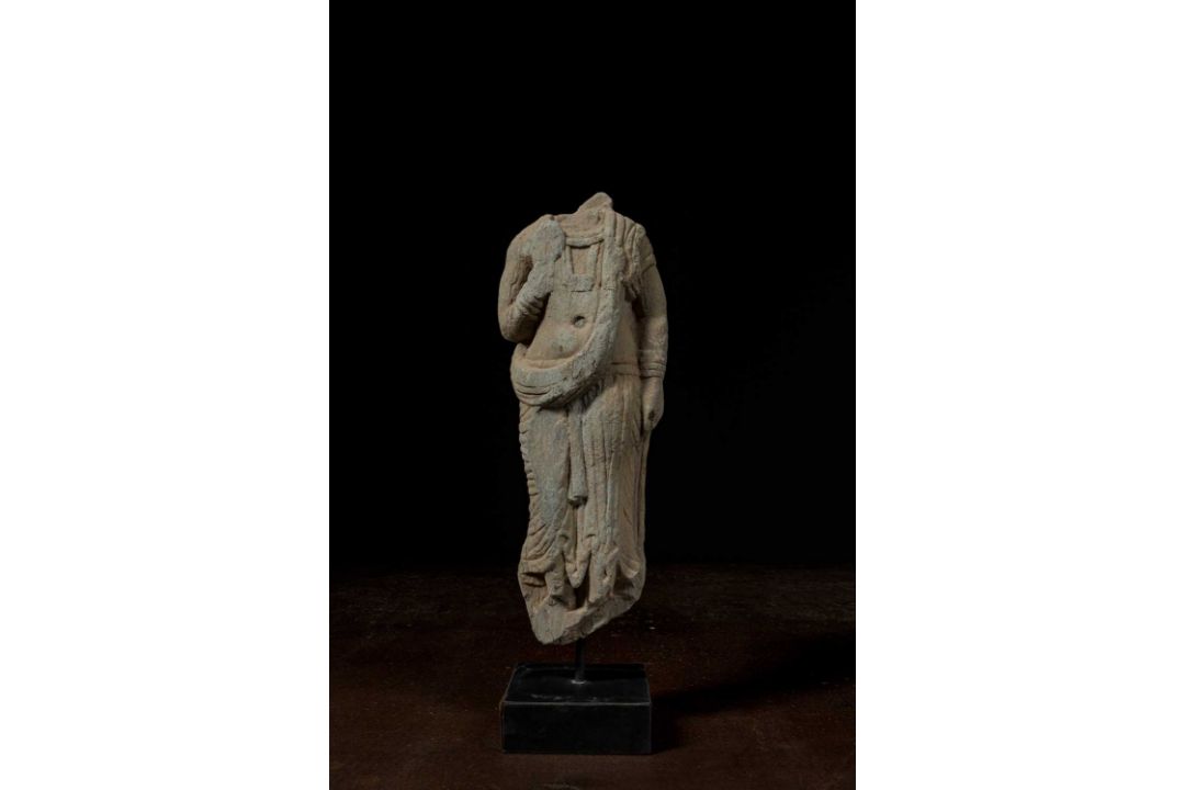 STANDING STONE TORSO OF A BODHISATTVA GANDHARA 4TH CENTURY - Bild 1 aus 14