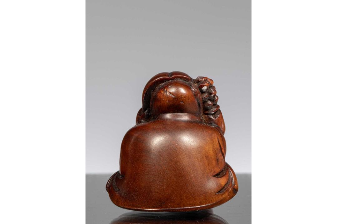 NETSUKE OF A SEATED CHILD WITH RATTLE - Bild 2 aus 5