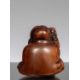 NETSUKE OF A SEATED CHILD WITH RATTLE - Bild 2 aus 5