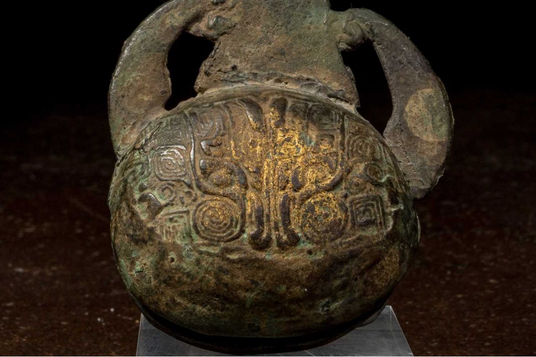A RITUAL BRONZE LADLE WITH TAOTIE MASK, CHINA SHANG DYNASTY 13TH to 11TH CENTURY BCE - Bild 3 aus 3
