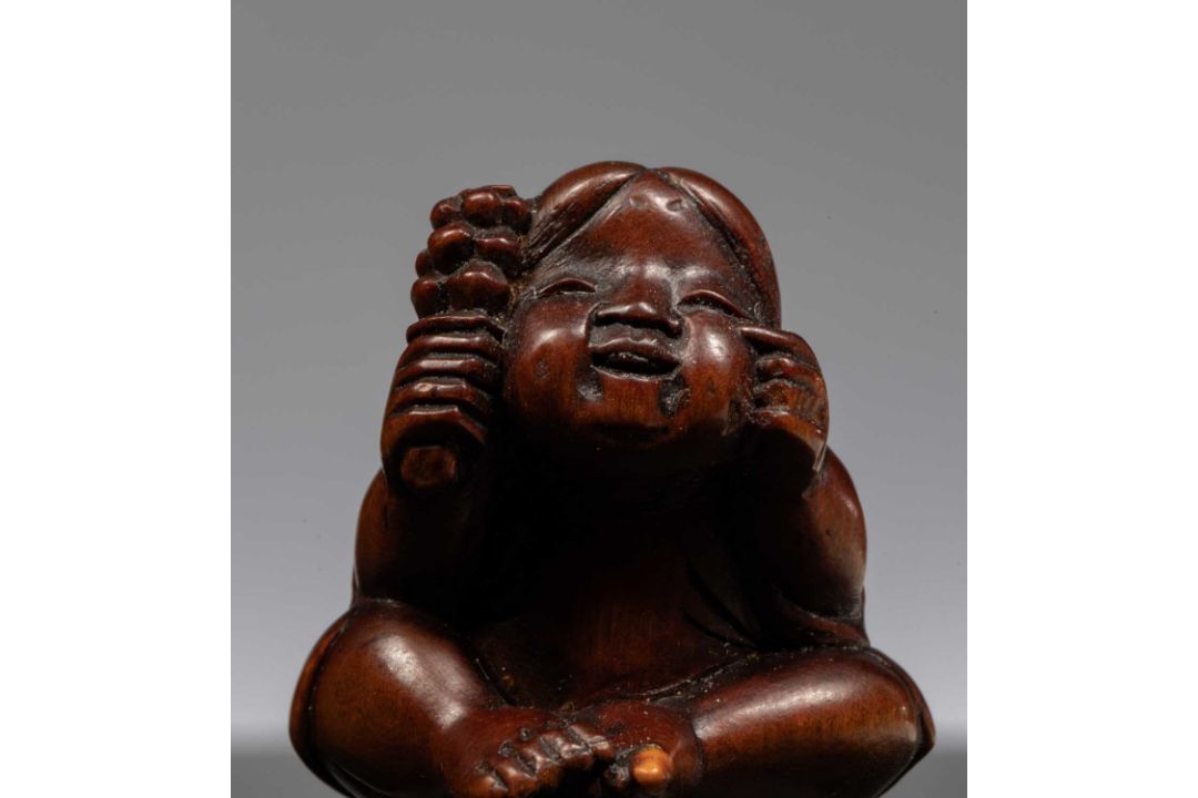 NETSUKE OF A SEATED CHILD WITH RATTLE - Bild 5 aus 5