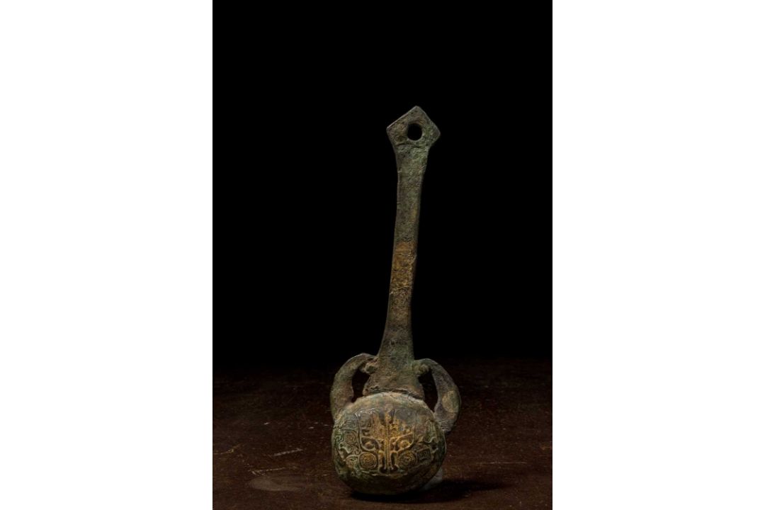 A RITUAL BRONZE LADLE WITH TAOTIE MASK, CHINA SHANG DYNASTY 13TH to 11TH CENTURY BCE - Bild 2 aus 3