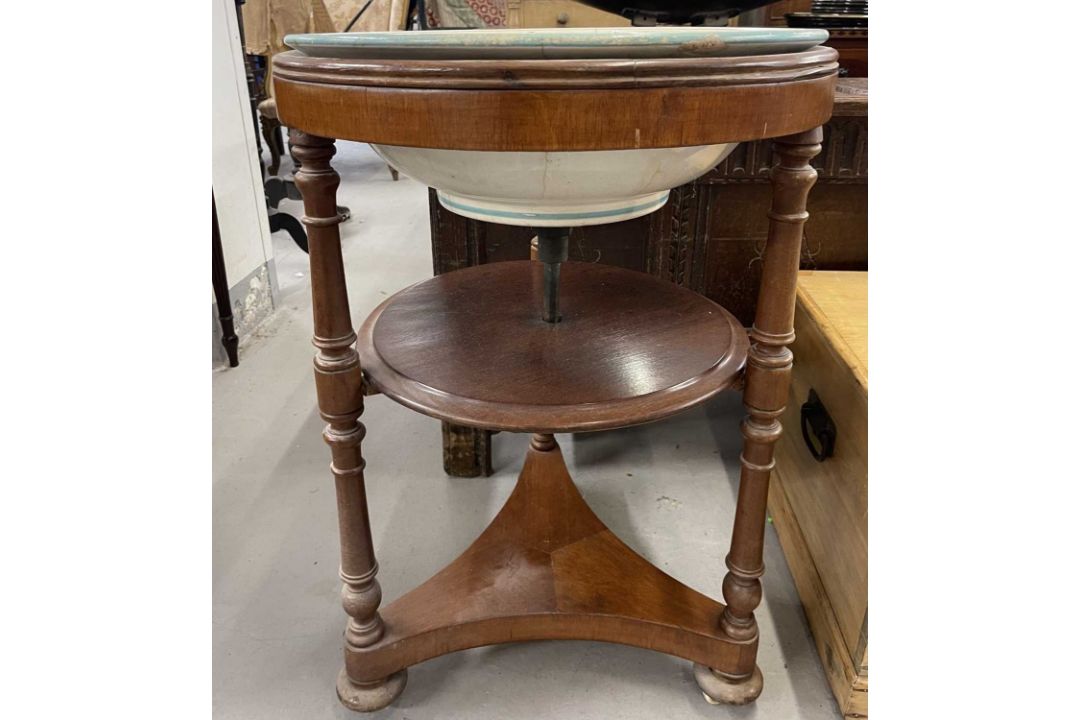 Furniture: - Image 3 of 8
