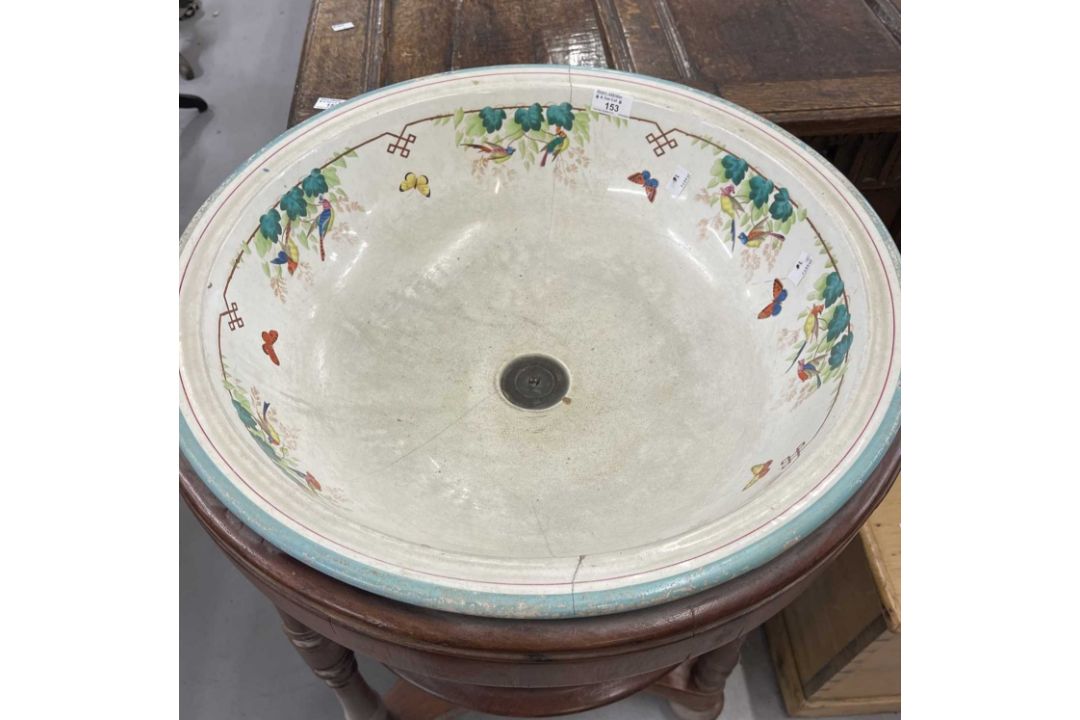Furniture: - Image 8 of 8