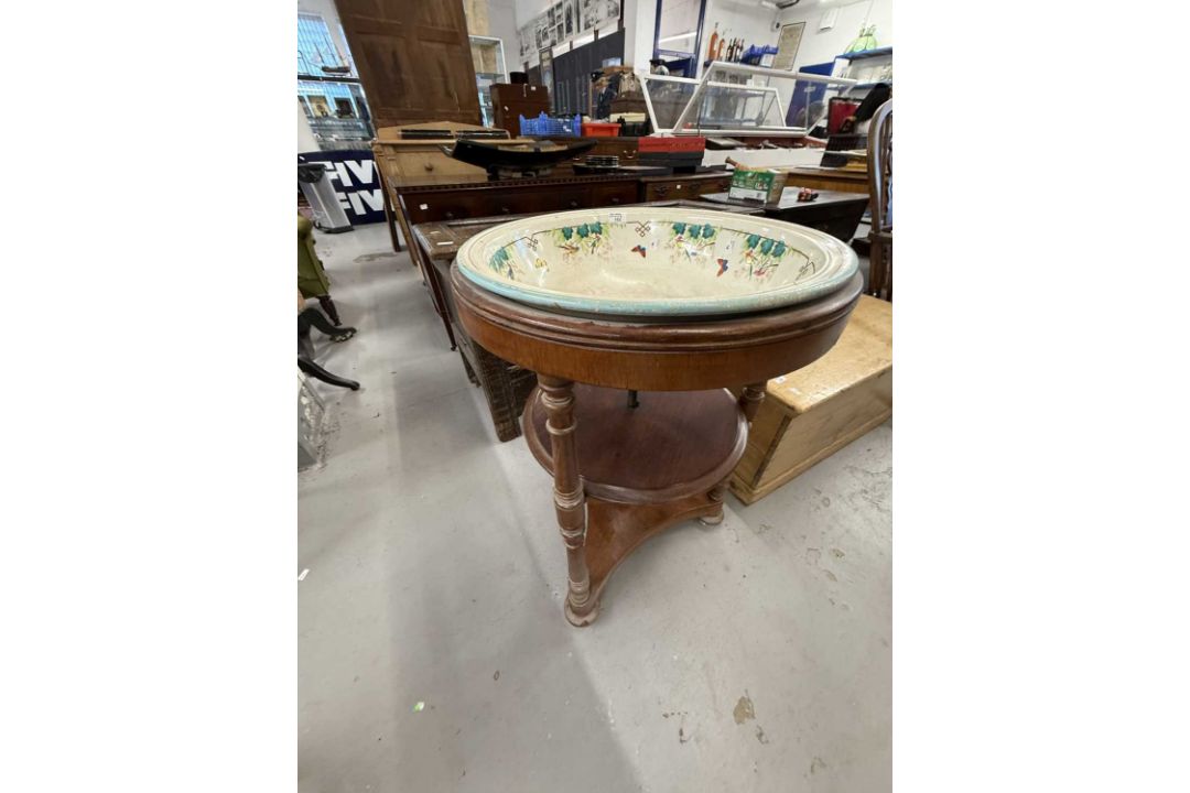 Furniture: - Image 6 of 8