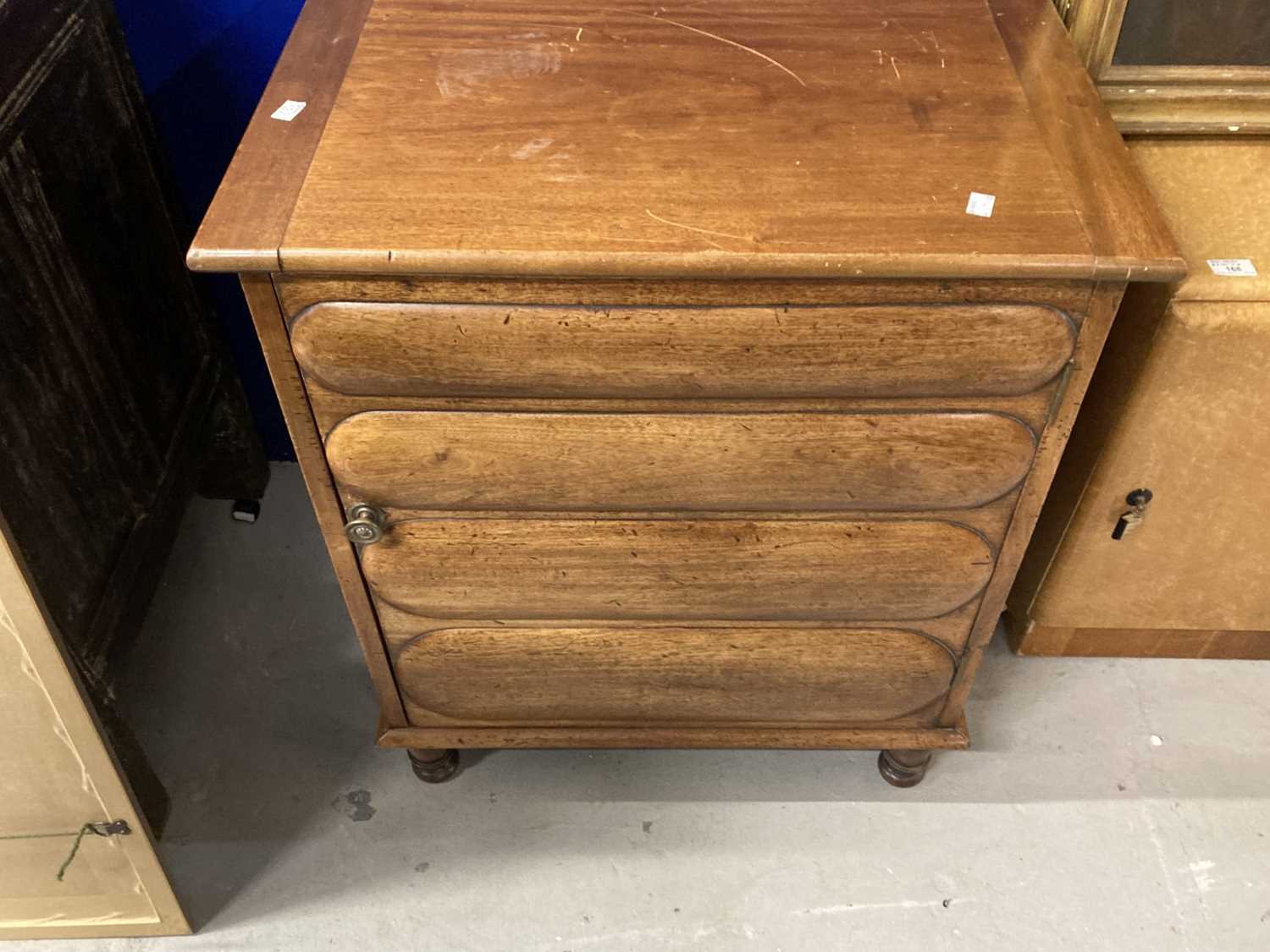 Furniture: - Image 4 of 4