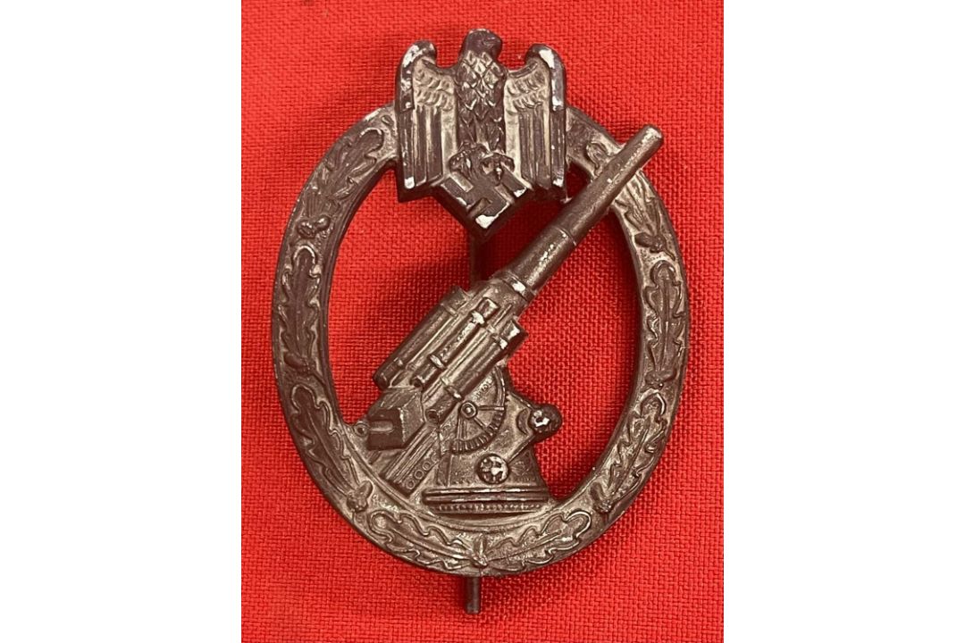 Militaria: - Image 1 of 4