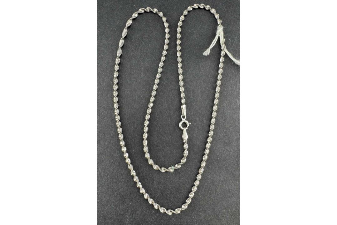Jewellery: an 18ct white gold twist effect necklace, 50.5cm, 8.7g.