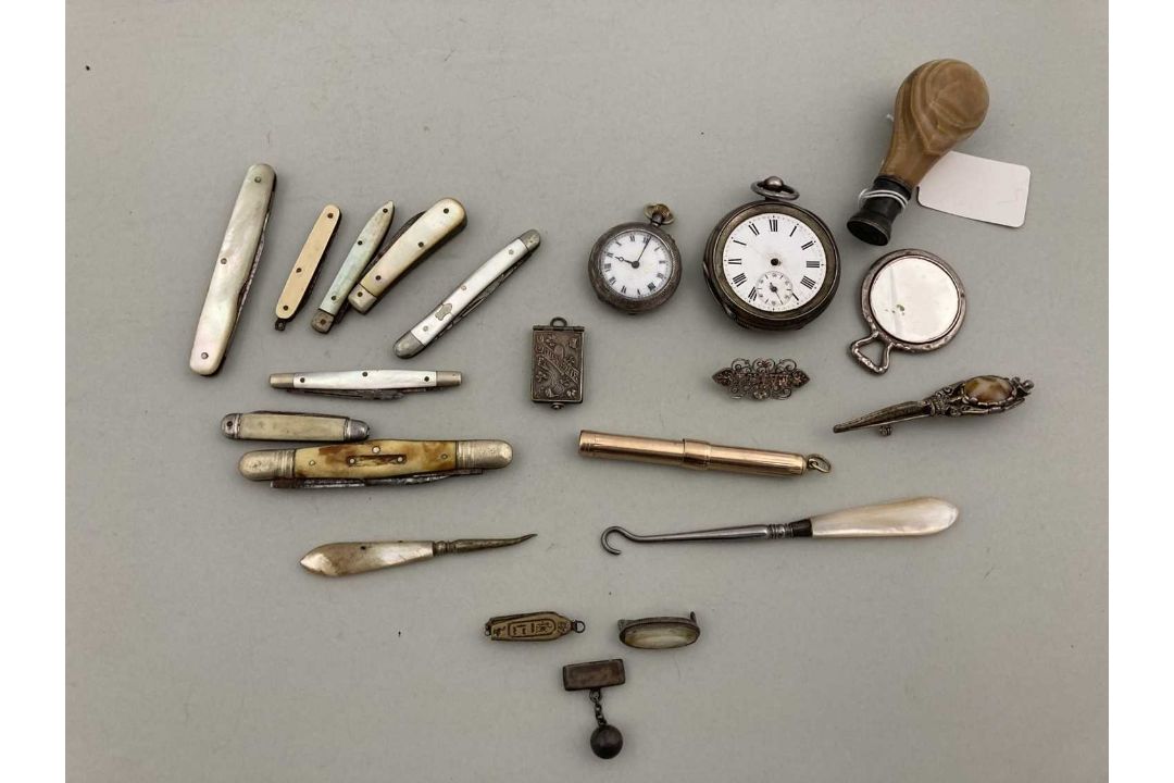Objets D'Arts: - Image 1 of 4