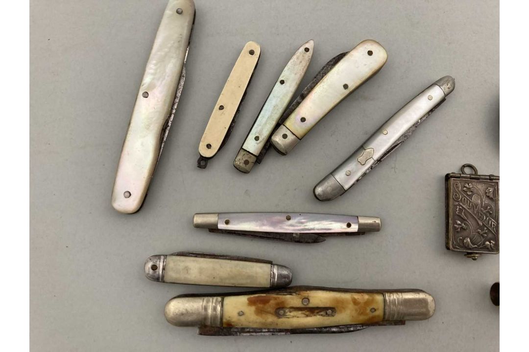 Objets D'Arts: - Image 2 of 4