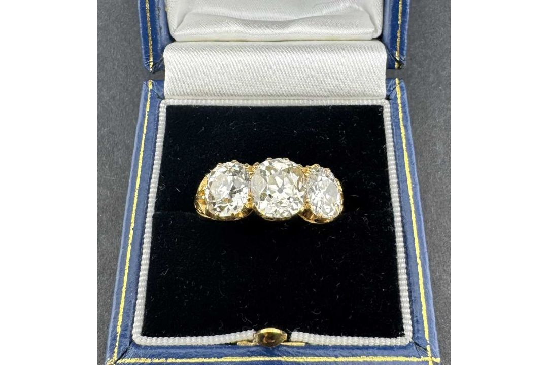 Jewellery: - Image 1 of 6