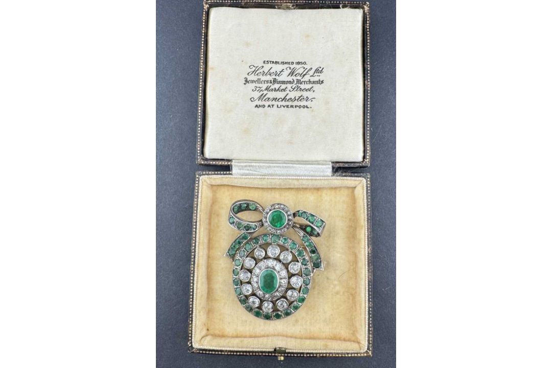 Jewellery: - Image 1 of 10
