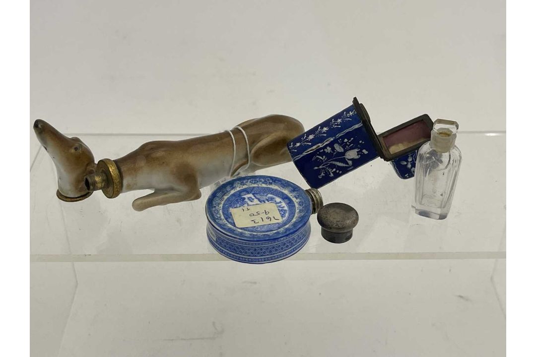 Objets D'Art: - Image 2 of 2