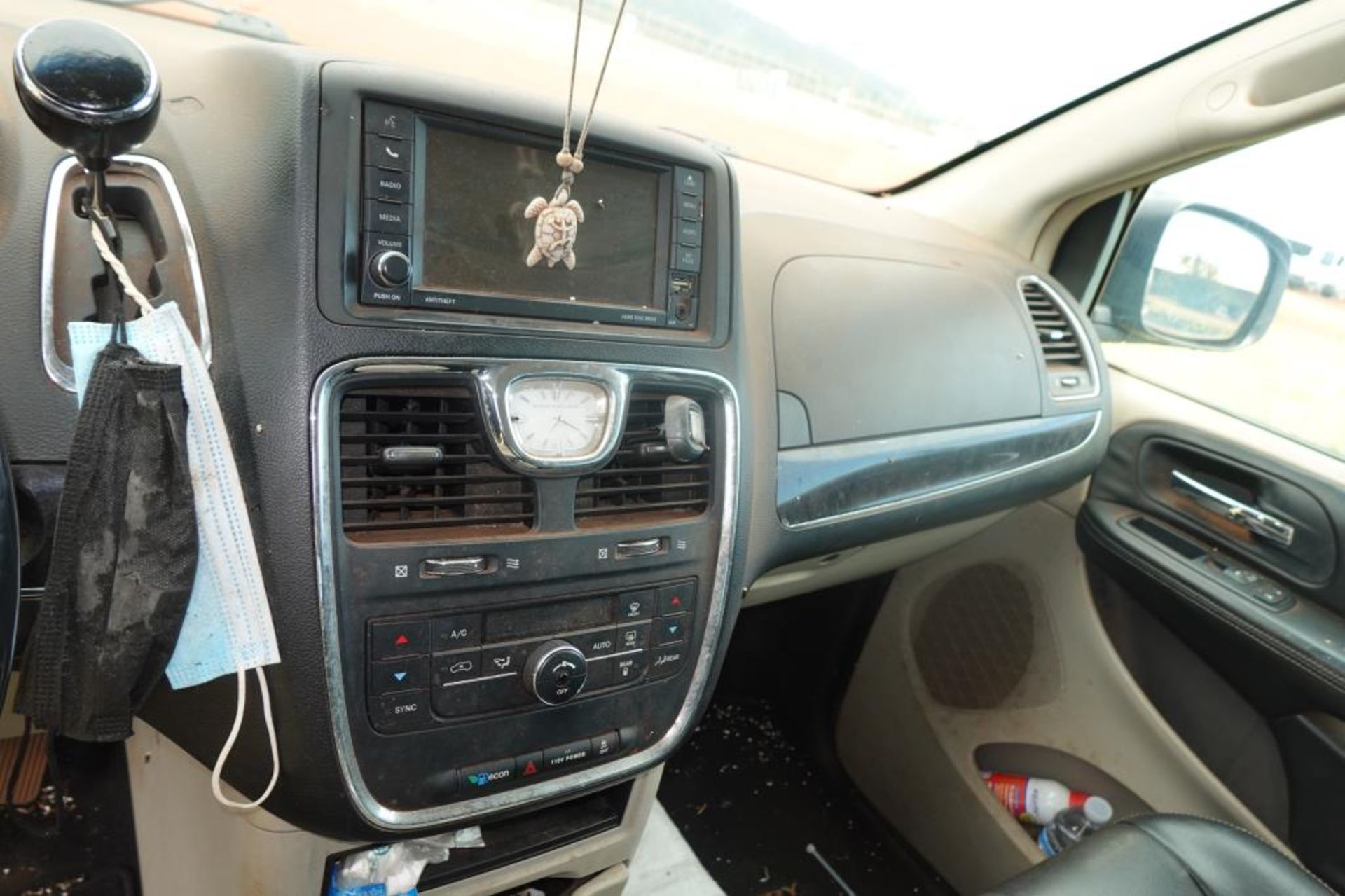 2013 Chrysler Passenger Van - Image 14 of 21