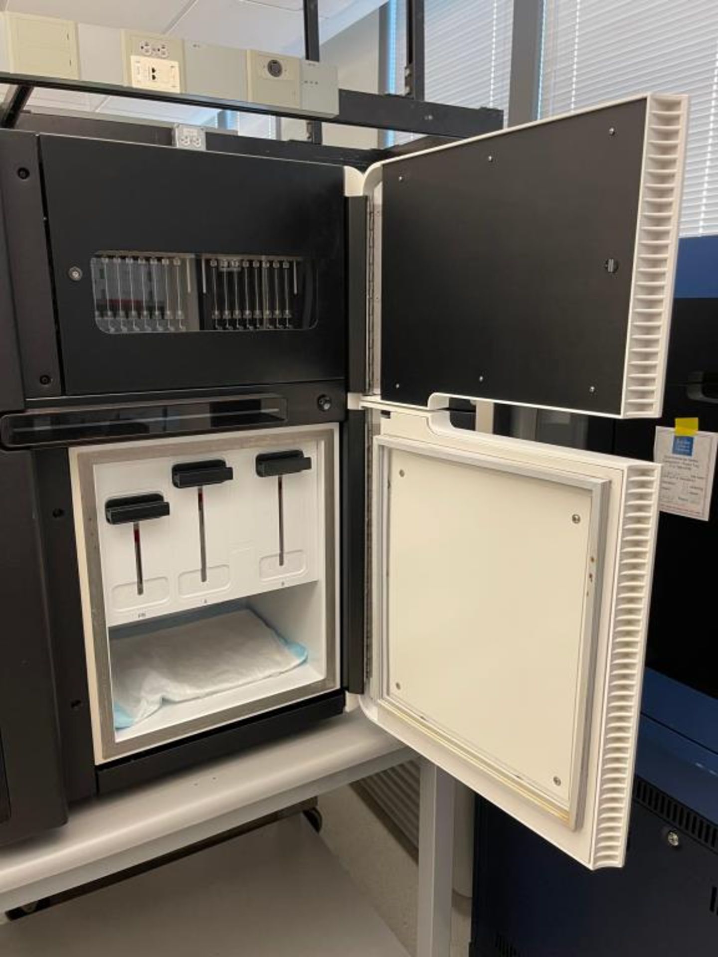 Illumina HiSeq 2000 System - Image 3 of 6