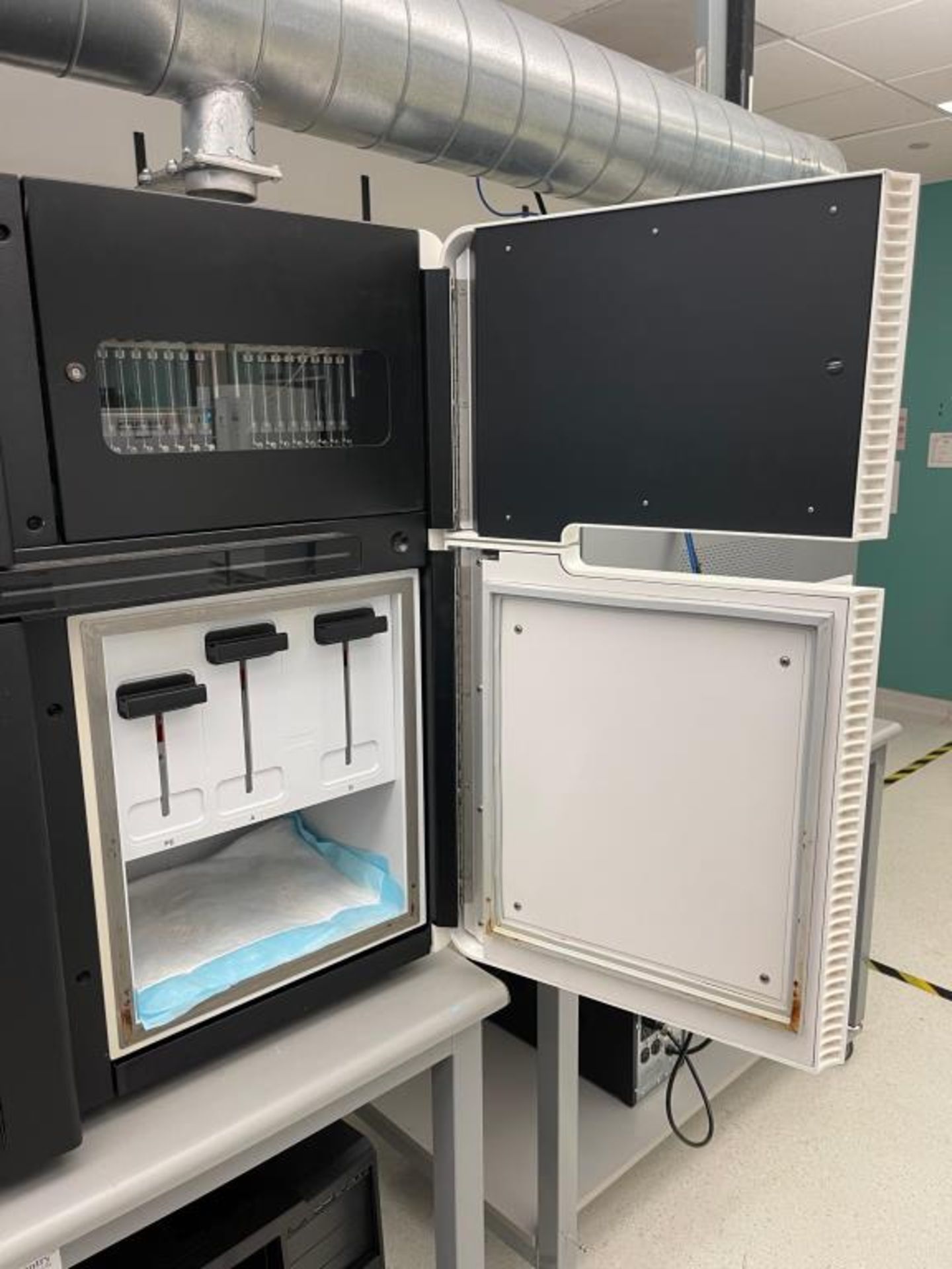Illumina HiSeq 2000 System - Image 3 of 7