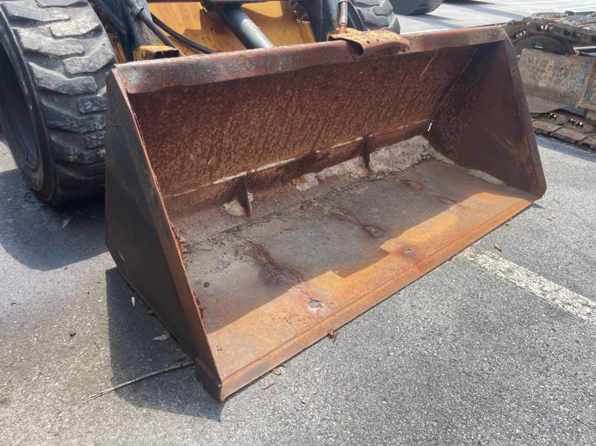 New Holland L553 Skidsteer - Image 6 of 13