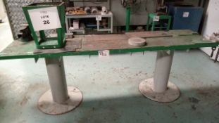 Lote de (7) pzs. de estantes, racks y mesas de trabajo