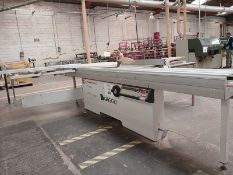 Slaiding table saw