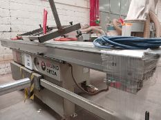 Slaiding table saw