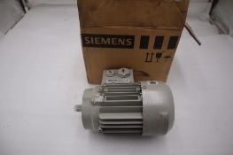 NEW IN BOX SIEMENS 1LE10020BB322KA4 ELECTRIC MOTOR