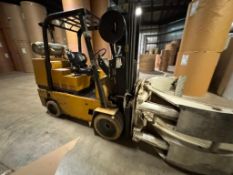 8,000 LB. CATERPILLAR ROLL CLAMP TRUCK MODEL GC40KSTR WITH 60