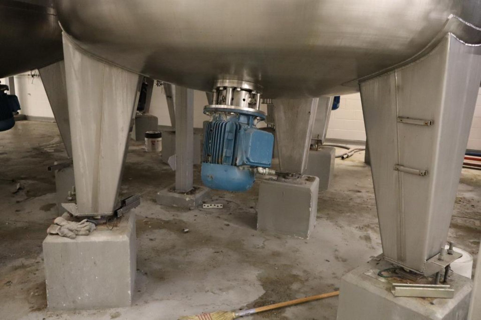 Regev approx. 6000-gallon 316 Stainless Steel Tank, Sanitary Design, 8'Dia x 16'H, Single Agitator D - Image 2 of 3