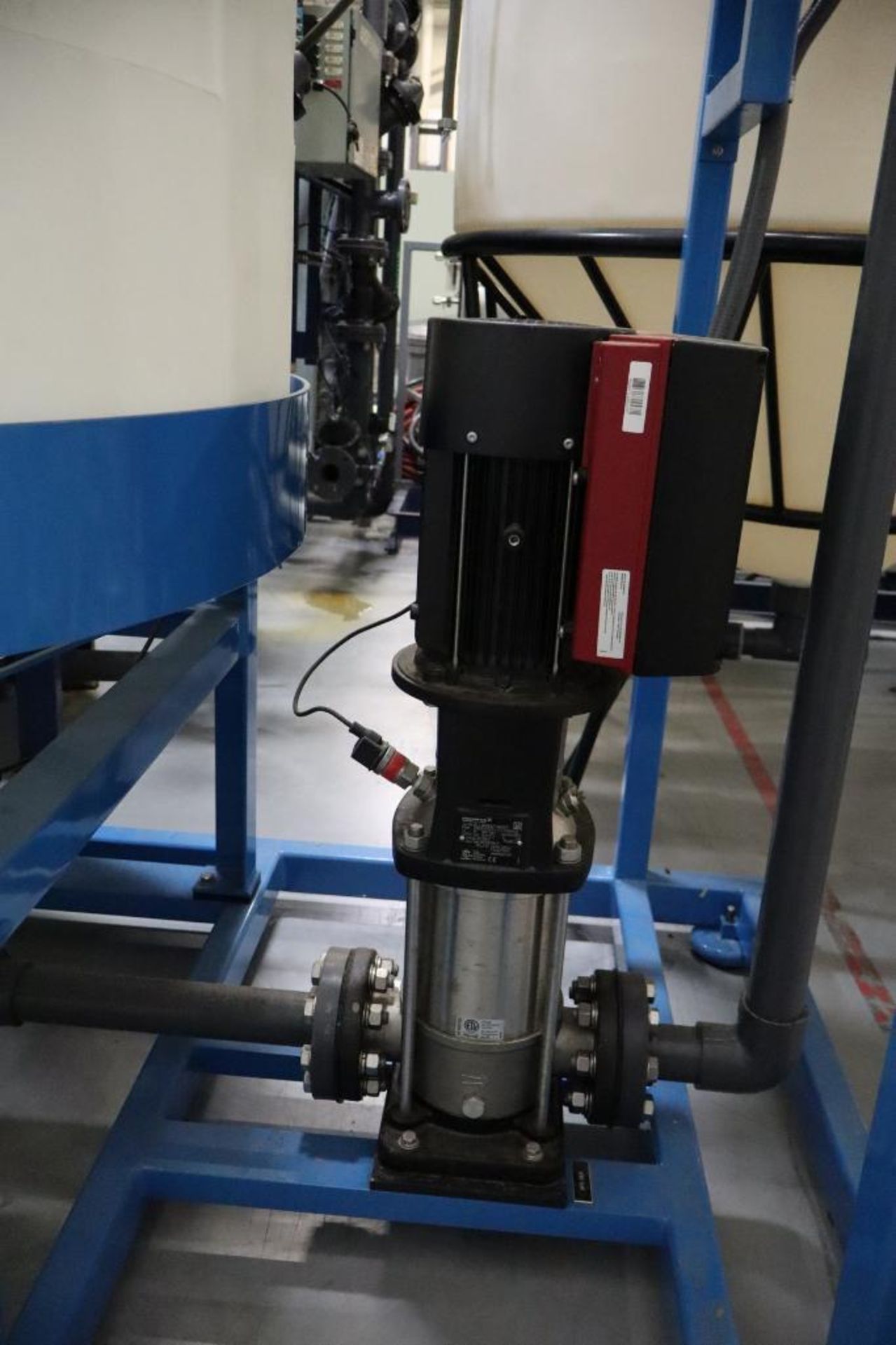 Pureflow Skid Mounted 500 Gallon Poly Tank with Grundfos Vertical Pump - Image 3 of 4