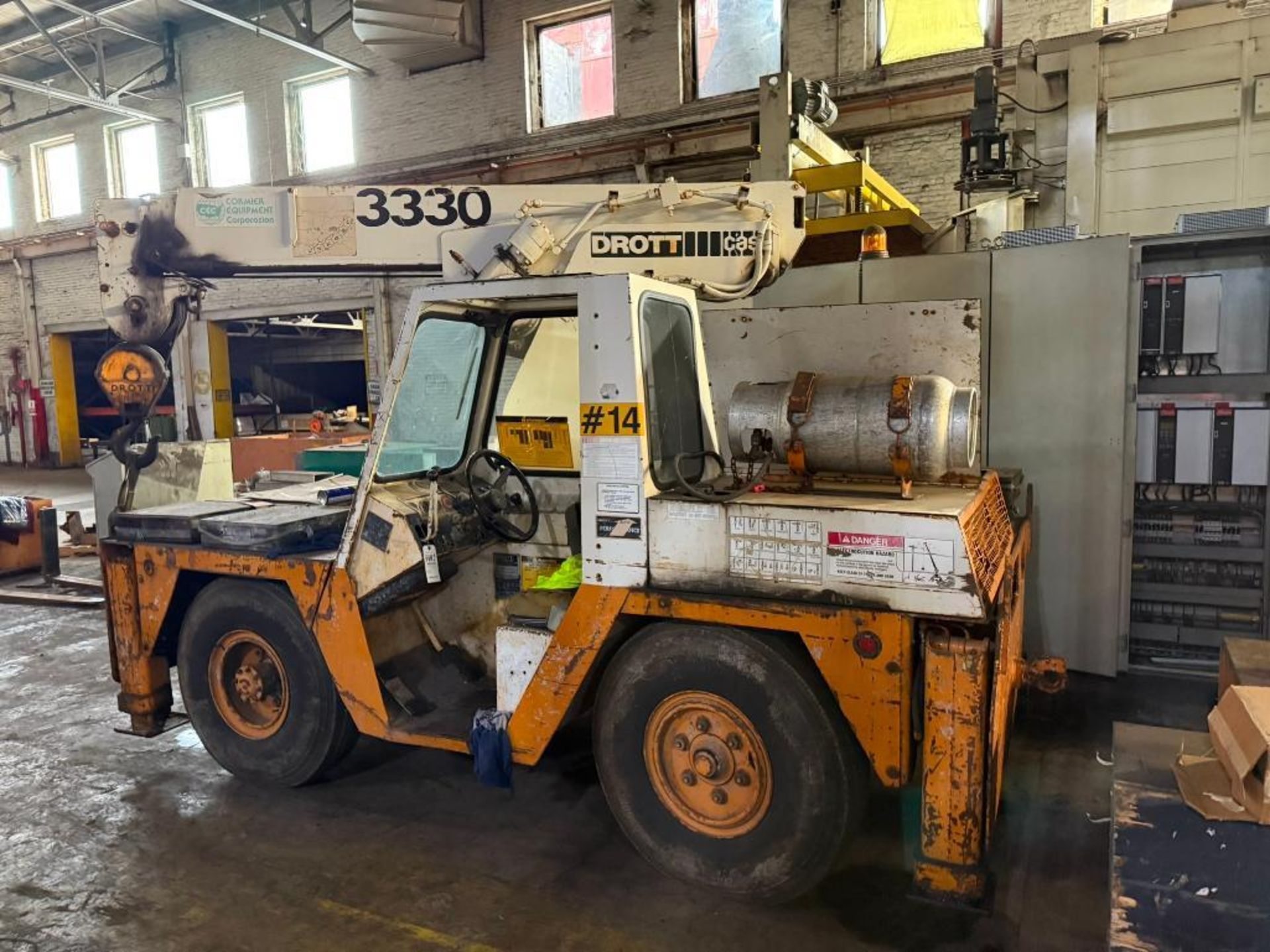 DROTT BOOM LIFT MODEL 3330
