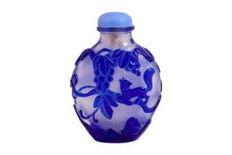 A LARGE BLUE OVERLAY CLEAR GLASS SNUFF BOTTLE