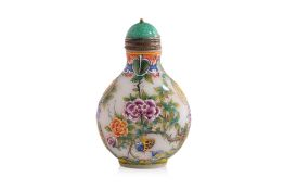 AN ENAMELLED OPAQUE GLASS SNUFF BOTTLE