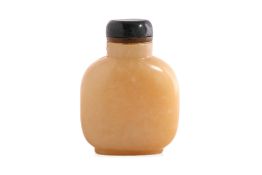 A YELLOW HARDSTONE SNUFF BOTTLE