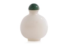 A SEMI-OPAQUE WHITE GLASS SNUFF BOTTLE