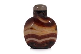 A BANDED AGATE SNUFF BOTTLE
