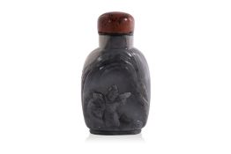 A GREY AND WHITE JADE SNUFF BOTTLE