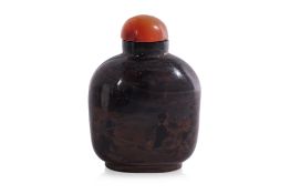 AN OPAQUE BLACK AND BROWN SWIRL GLASS SNUFF BOTTLE