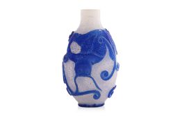 A BLUE OVERLAY BUBBLE-SUFFUSED GLASS SNUFF BOTTLE