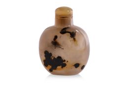 A PICTORIAL SILHOUETTE CHALCEDONY SNUFF BOTTLE