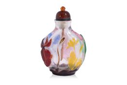 A MULTI-COLOURED OVERLAY AND CLEAR GLASS SNUFF BOTTLE