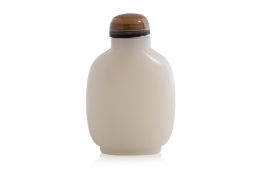 A WHITE JADE SNUFF BOTTLE