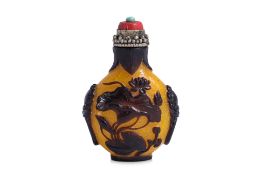 A PURPLE OVERLAY AND BUBBLE-SUFFUSED YELLOW GLASS SNUFF BOTTLE