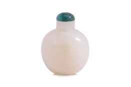 A WHITE JADE SNUFF BOTTLE